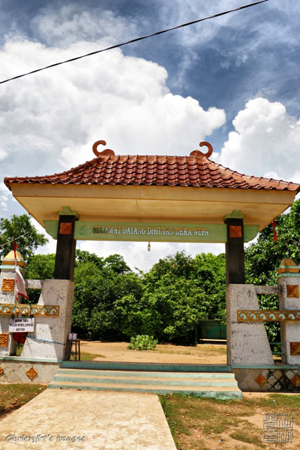 gerbang masuk ke hutan kera  ( the gate to the monkey forest )